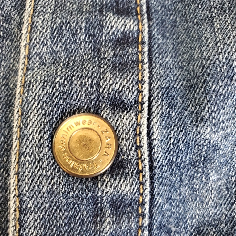 Zara denim jean mini skirt raw hem distressed button‎ down size small